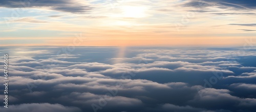 朝焼けと雲海が新たな一日の始まりを告げる、夜明けの静寂