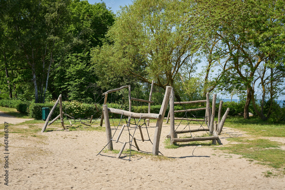 öffentlicher Spielplatz mit Spielgeräten aus Holz für Kinder in der Nähe des Strandes im