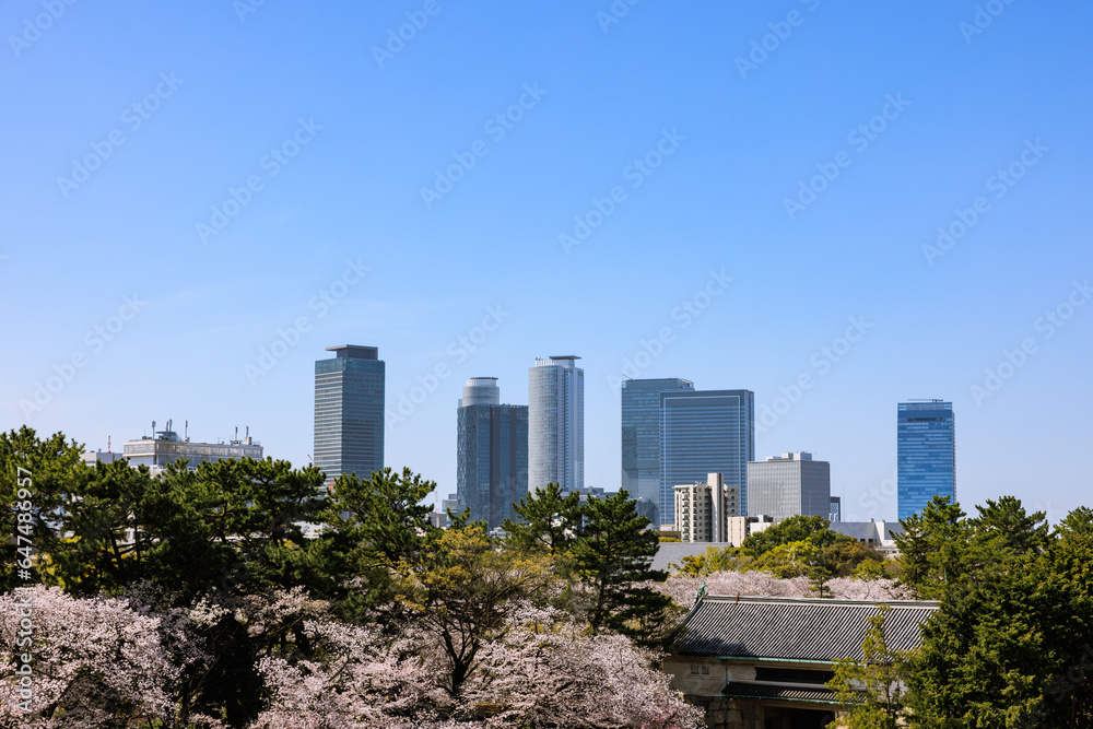 Fototapeta premium 名古屋城西南隅櫓から見た名古屋駅方面 桜の季節