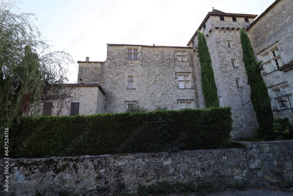 Le château de Fources, vu de l'extérieur, village de Fources, département du Gers, France