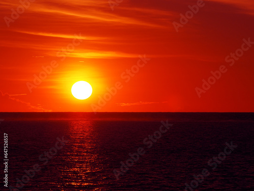 Fototapeta Naklejka Na Ścianę i Meble -  モルディブの夕日と真っ赤な空と海 OLYMPUS DIGITAL CAMERA