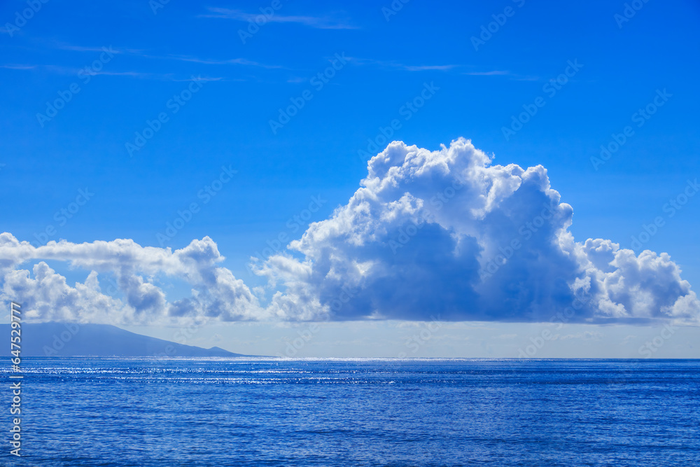 Obraz premium 伊豆急行線の車窓から見る美しい海と伊豆諸島の島影。日本国静岡県伊豆半島。 2023年9月2日撮影。 