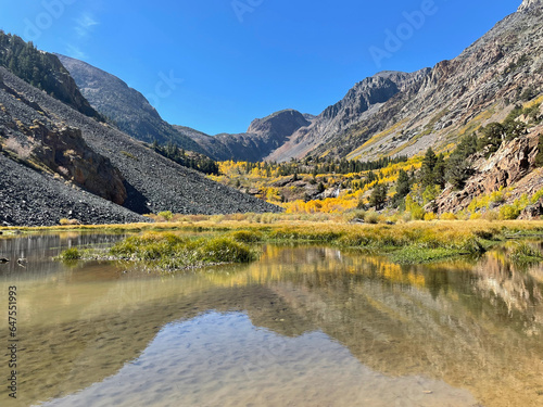 Fotografía Mountains and fall colors reflected in a pond at Lundy Canyon, Eastern Sierra Ca