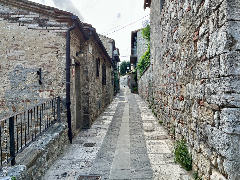 The old narrow streets of Sarteano.