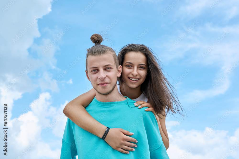 Obraz premium Happy cheerful teenage friends having fun together on beach.