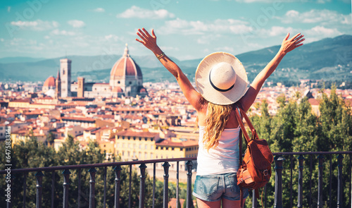 Fotografia Happy young female tourist enjoying old town of Florence- tour tourism,travel, v