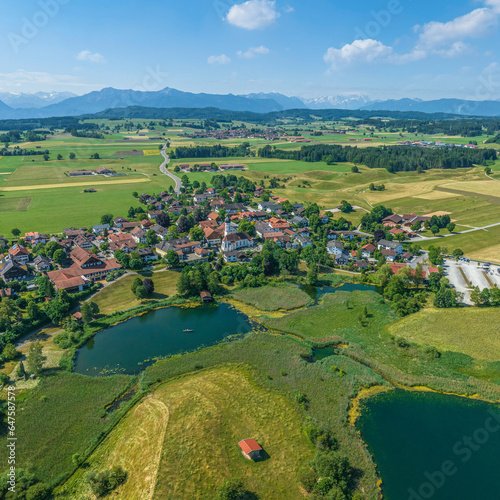 Blick über Iffeldorf in Oberbayern hin zum bayerischen Alpenrand