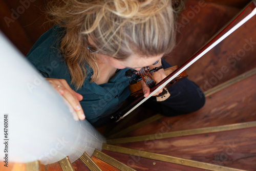 Frau mit Geige geht Wendeltreppe hinauf.
Musik und Architektur. Woman with violin walking up spiral staircase. Music and architecture. photo