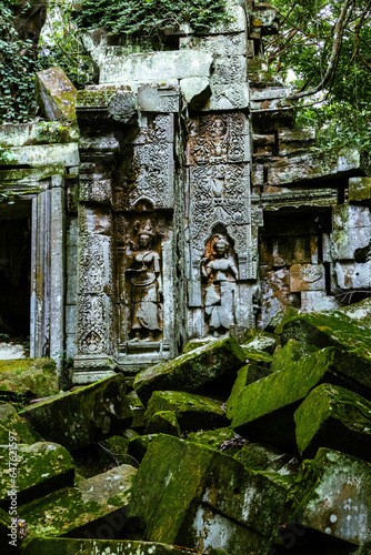 Fototapeta Naklejka Na Ścianę i Meble -  The ruins of Beng Mealea or Boeng Meale temple are to be found about 40km from Angkor.  Largely untouched it is an oasis of calm.