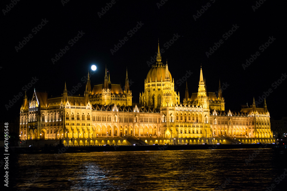 Fototapeta premium Gothic Budapest: The Parliament Illuminated at Night