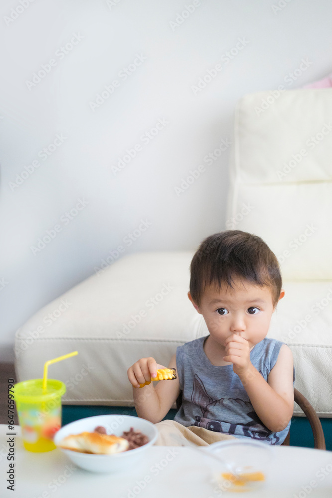 指しゃぶりする2歳児_文字スペース 指しゃぶりする2歳児_文字スペース