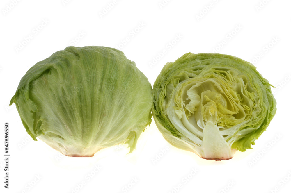 Fototapeta premium Salade iceberg coupée en deux en gros plan sur fond blanc.