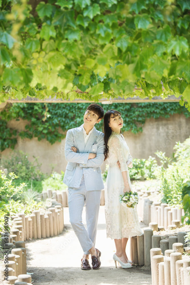 Naklejka premium A loving couple is taking wedding photos outdoors for their wedding.