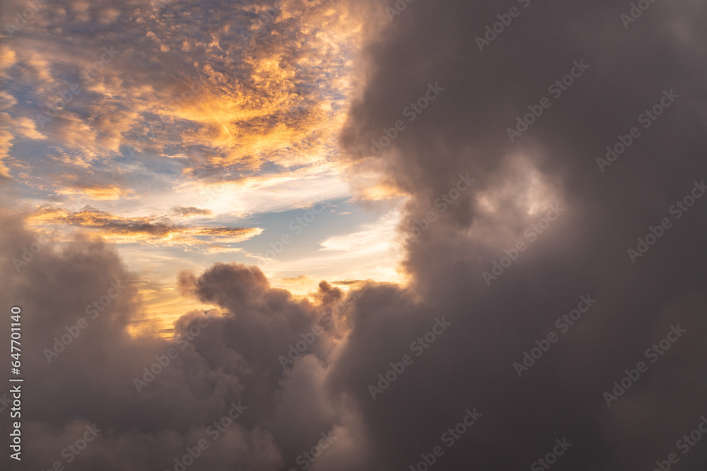 石垣島上空で撮影した夕暮れの雲と空