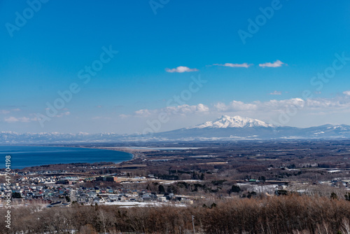 天都山展望台から見た町並みと斜里岳