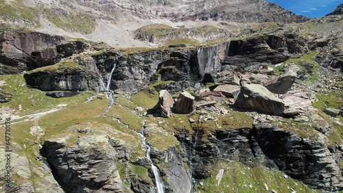 Zahlreiche Wasserfälle durch Gletscherschmelze und Niederschlag in der Berninagruppe, Valmalenco, Lombardei, Italien