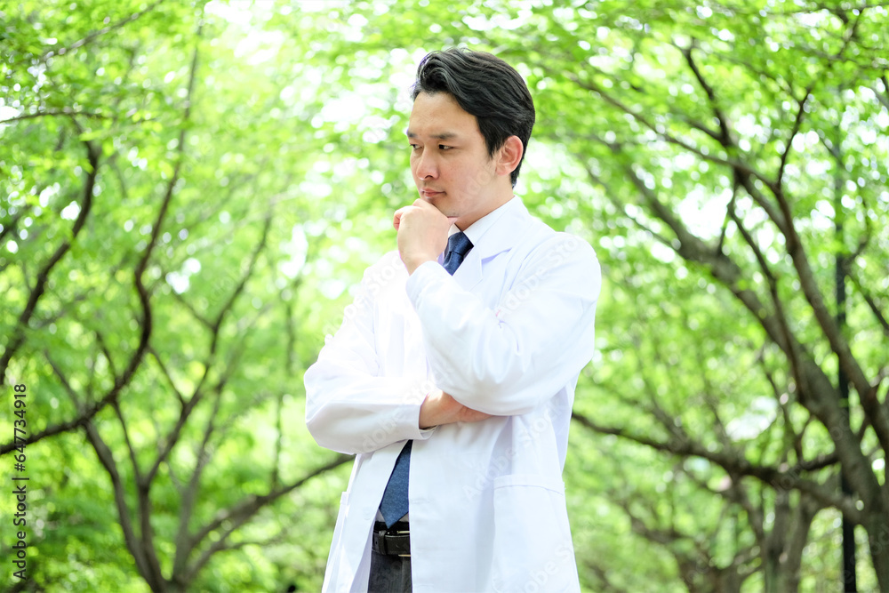 白衣を着た日本人男性