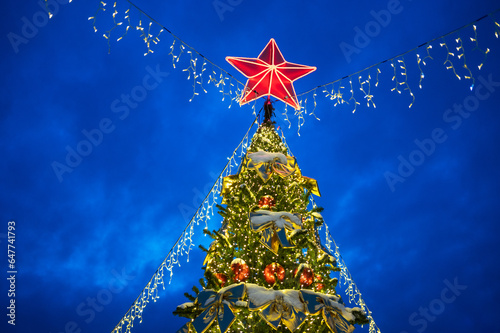 Christmas tree with red sta...
