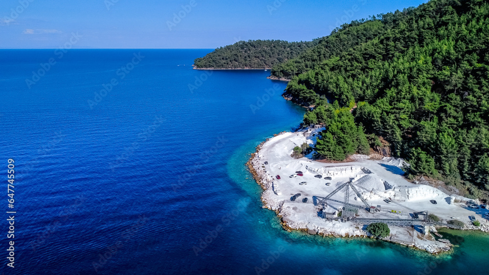 Fototapeta premium view from the sea with white sands