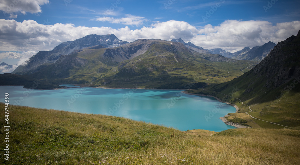 vue sur le lac du Mont-Cenis situé dans le massif du Mont-Cenis à 1 974 m d'altitude sur la commune de Val-Cenis dans les Alpes près de l'Italie