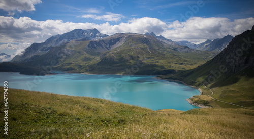 vue sur le lac du Mont-Cenis situé dans le massif du Mont-Cenis à 1 974 m d'altitude sur la commune de Val-Cenis dans les Alpes près de l'Italie