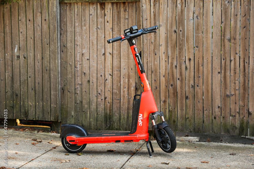 Foto de Chicago, IL, USA, Sept, 14, 2023, electric scooters and bicycles, showcasing the