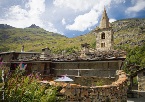Bonneval sur Arc, dans les Alpes en été classé parmi les « plus beaux villages de France ». photo