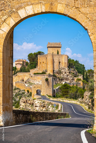 Castillo de Alarcón enmarcado por portal de acceso, Cuenca, Castilla la Mancha, España