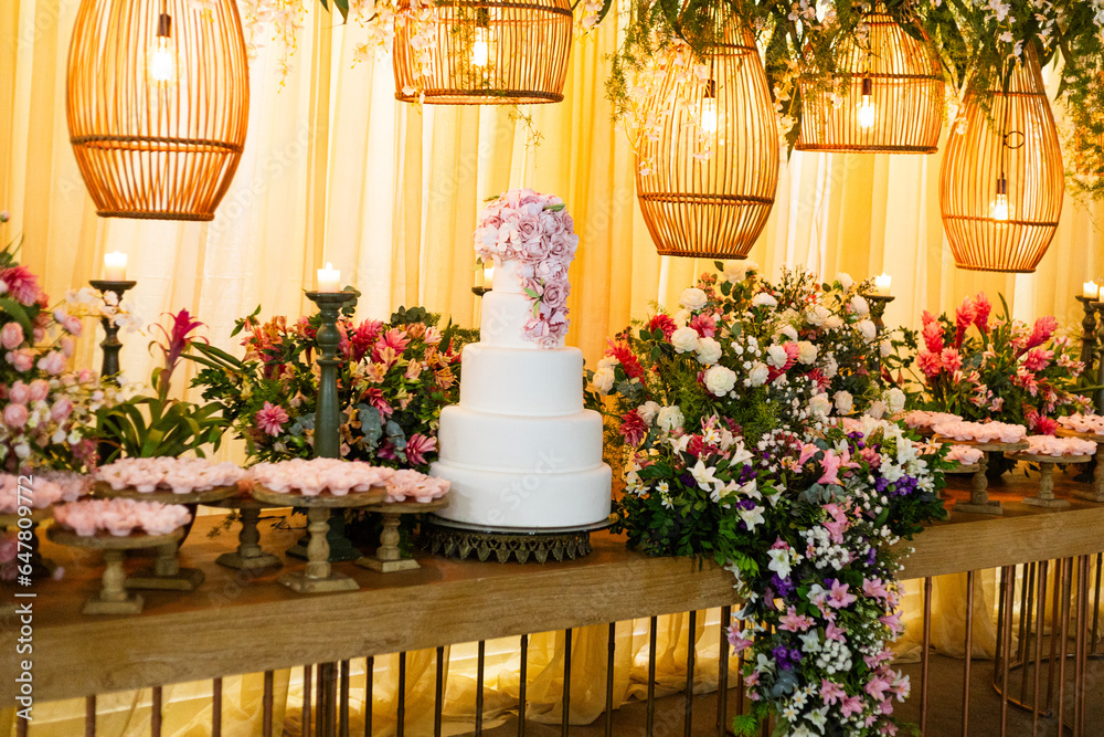 Fototapeta premium Mesa de bolo com doces em festa, com tons amarelo 