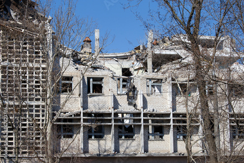 A Russian shell hit a building in a peaceful Ukrainian city © Наталья Марная