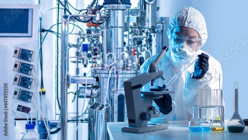Cuadro en lienzo Laboratory assistant with microscope bio tech