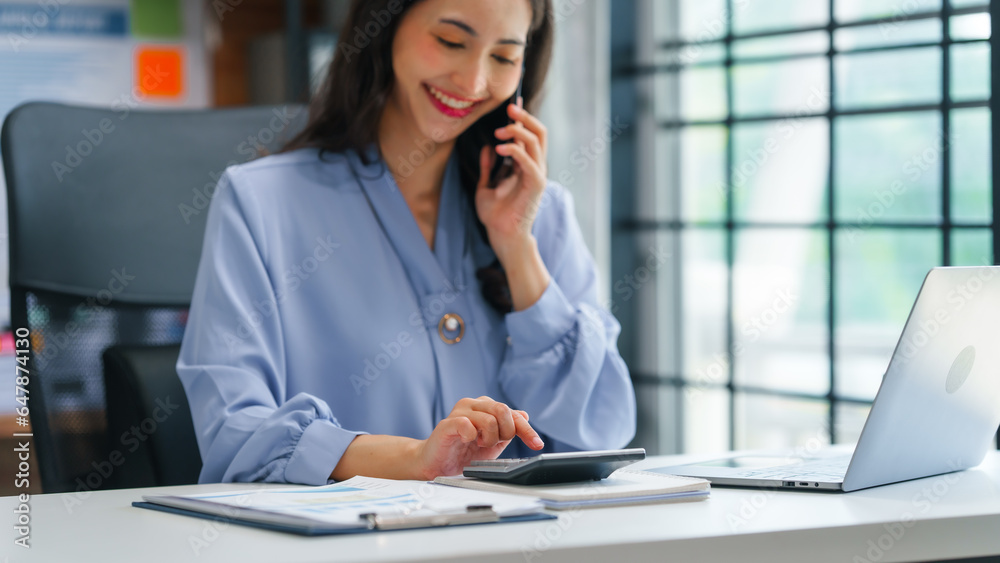 Asian business woman working with trade and finance partnership, investment bankers and institutional investors working closely on trade and finance deals. call on mobile smartphone Asian business woman working with trade and finance partnership, investment bankers and institutional investors working closely on trade and finance deals. call on mobile smartphone