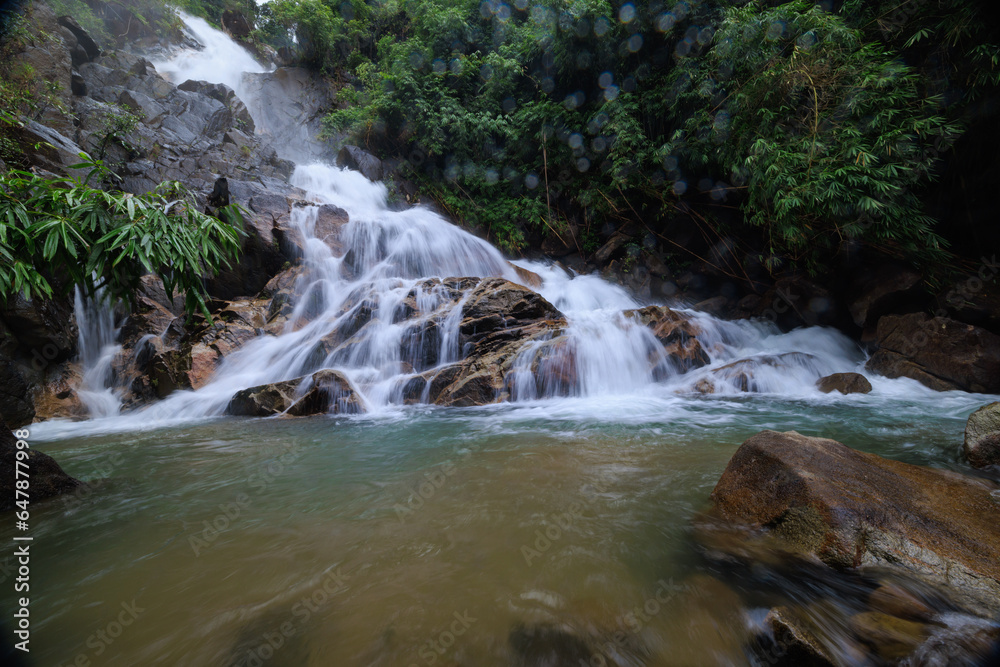 Obraz premium Krating waterfall in the rainy season and refreshing greenery forest in the national park of Khao Khitchakut Chanthaburi province Thailand, wide angle shot, water drop in front