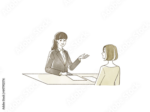 女性に説明をしているスーツ姿の女性