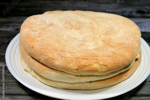 Cornbread, a quick bread made with cornmeal, the cuisine of the Southern United States, with origins in Native American cuisine, an example of batter bread, made mainly by Cornmeal, baking powder photo