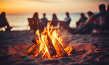 Freunde sitzen zusammen am Lagerfeuer am Strand