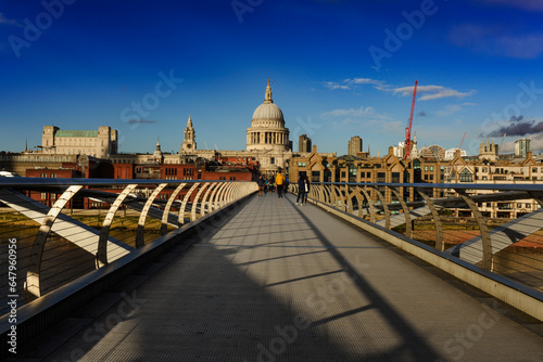Fototapeta Naklejka Na Ścianę i Meble -  london st paul's cathedral millennium bridge