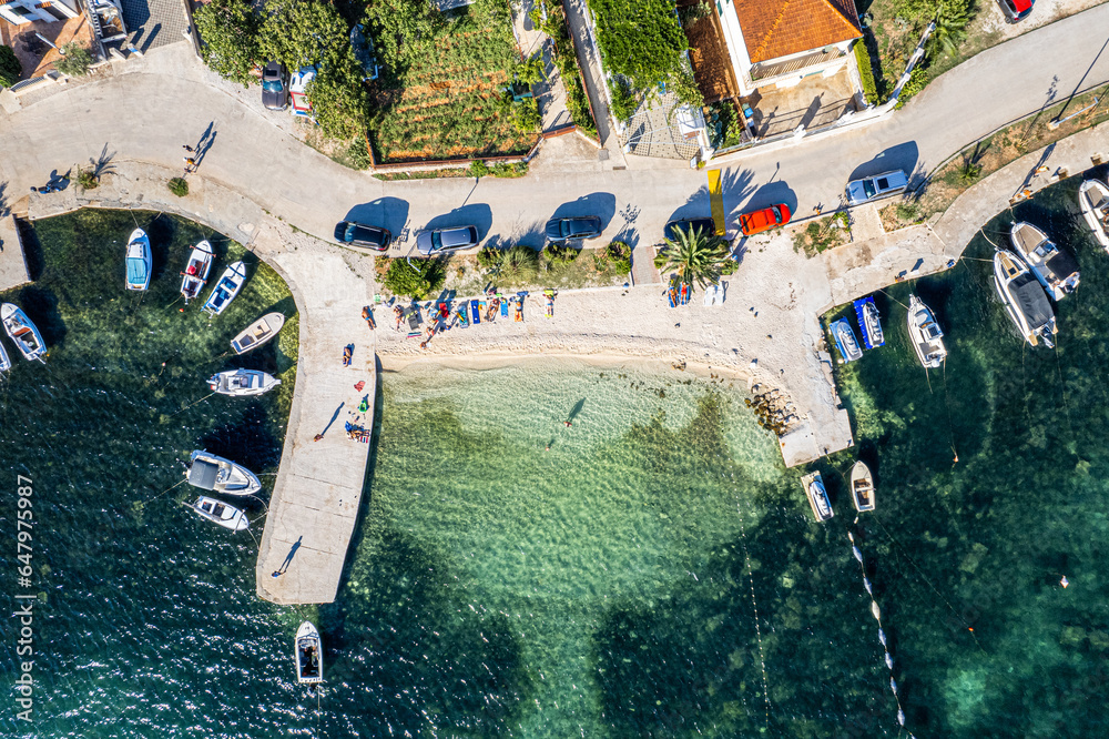 Wybrzeże Morza Adriatyckiego w Chorwacji, okolice miejscowości Poljica i Marina. Panorama latem z lotu ptaka.