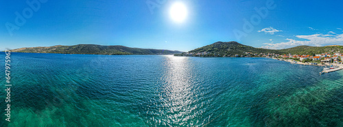 Fototapeta Naklejka Na Ścianę i Meble -  Wybrzeże Morza Adriatyckiego w Chorwacji, okolice miejscowości Poljica i Marina. Panorama latem z lotu ptaka.