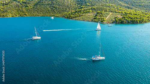 Chorwacja, zatoka Marina. Morze Adriatyckie, panorama latem z lotu ptaka z jachtami i łódkami.  photo