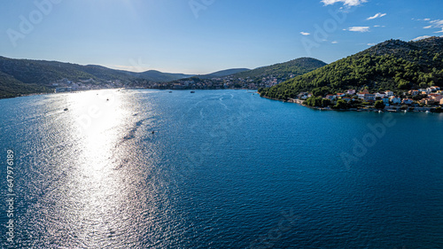 Chorwacja, zatoka Marina. Morze Adriatyckie, panorama latem z lotu ptaka z jachtami i łódkami. 