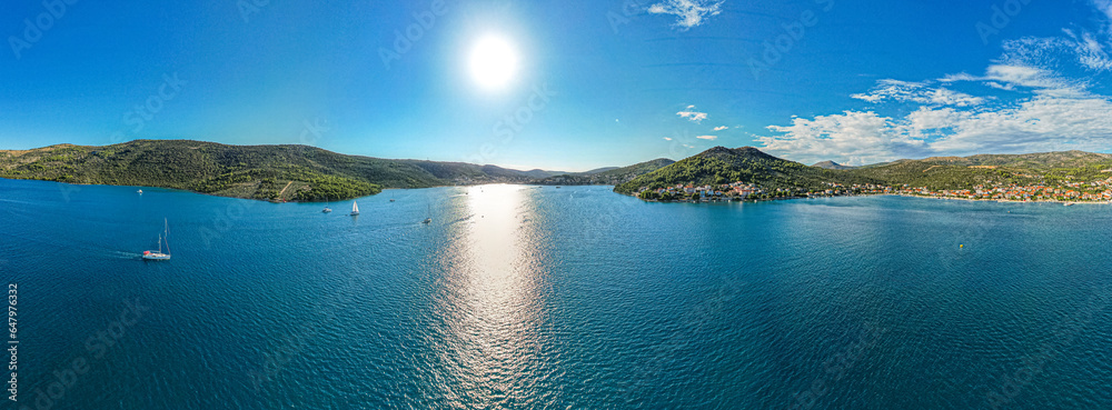 Obraz na płótnie Wybrzeże Morza Adriatyckiego w Chorwacji, okolice miejscowości Poljica i Marina. Panorama latem z lotu ptaka. w salonie