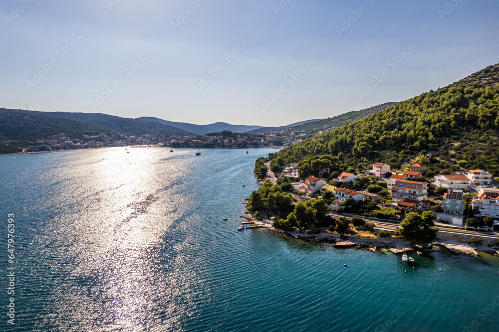 Wybrzeże Morza Adriatyckiego w Chorwacji, okolice miejscowości Poljica i Marina. Panorama latem z lotu ptaka.
