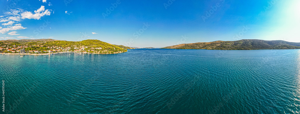Obraz na płótnie Chorwacja, zatoka Marina. Morze Adriatyckie, panorama latem z lotu ptaka z jachtami i łódkami.  w salonie