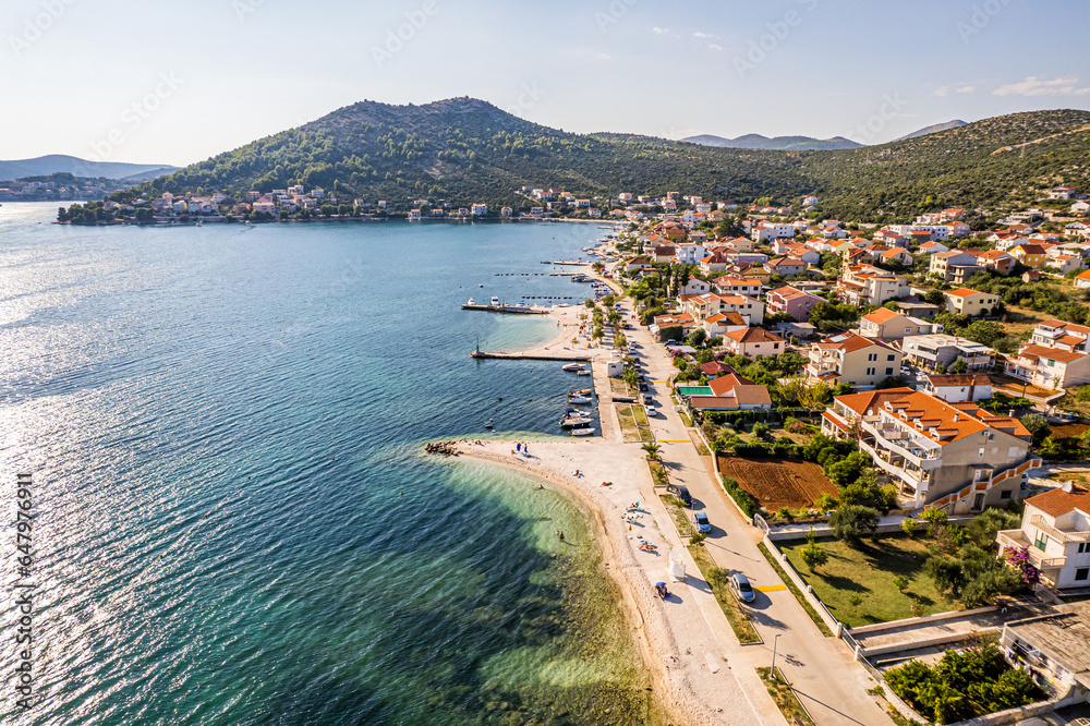 Wybrzeże Morza Adriatyckiego w Chorwacji, okolice miejscowości Poljica i Marina. Panorama latem z lotu ptaka. - obrazy, fototapety, plakaty 