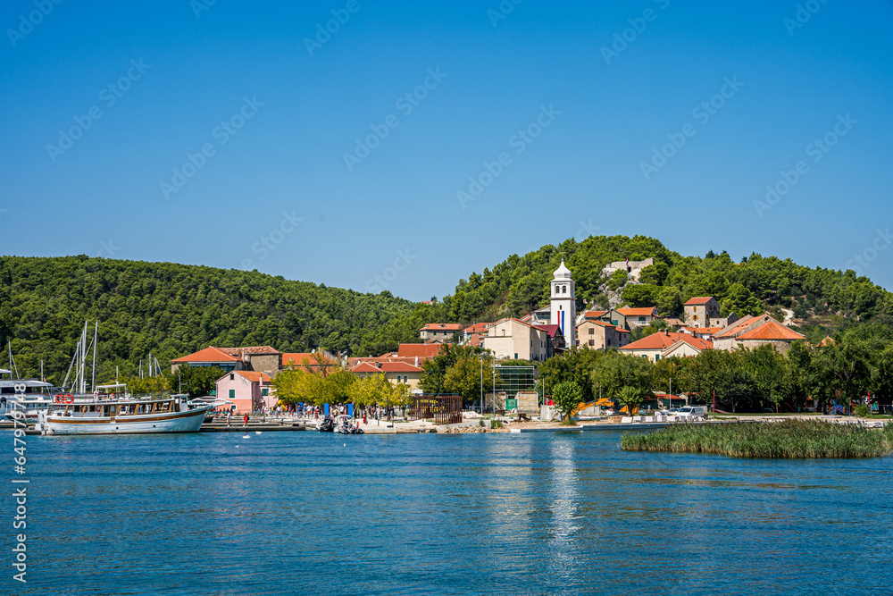 Skradin, miasto i port w Chorwacji od strony morza. Początek trasy do zwiedzania Parku Krka. - obrazy, fototapety, plakaty 