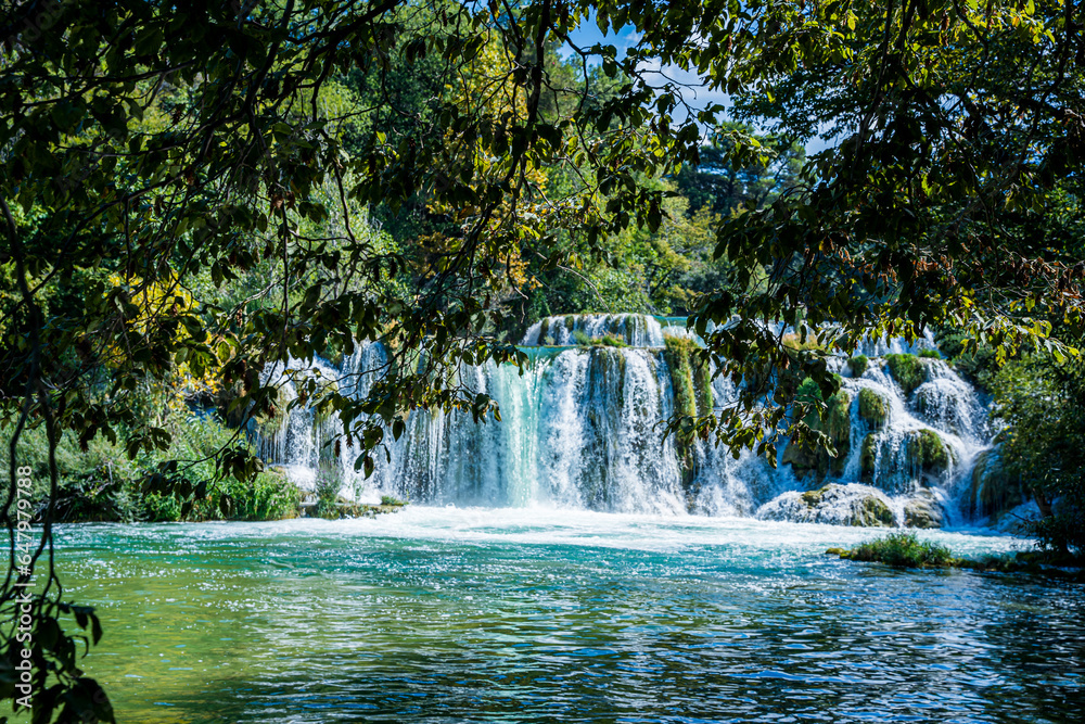 Park Narodowy Krka – park narodowy w Chorwacji, położony w środkowej Dalmacji, niedaleko miasta Szybenik z licznymi wodospadami i pomostami. - obrazy, fototapety, plakaty 