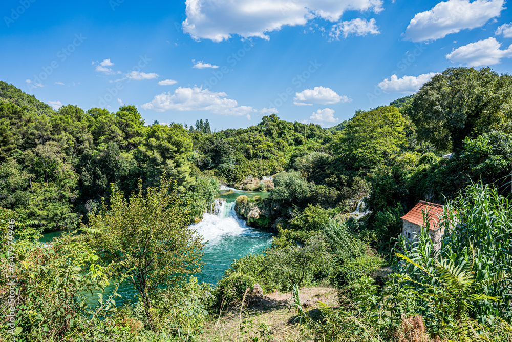 Naklejka premium Park Narodowy Krka – park narodowy w Chorwacji, położony w środkowej Dalmacji, niedaleko miasta Szybenik z licznymi wodospadami i pomostami.