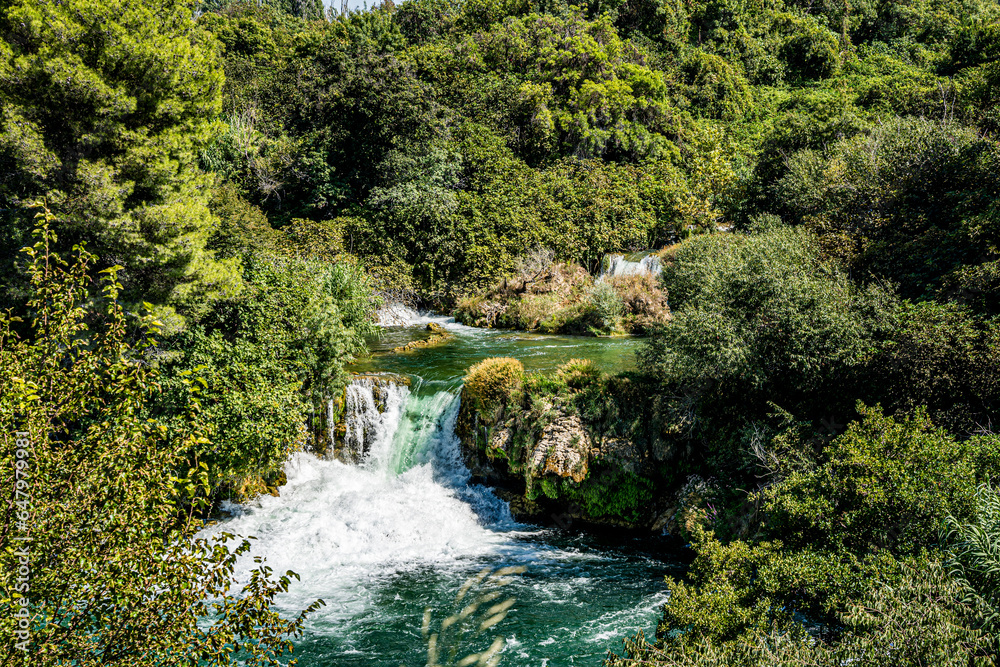 Fototapeta premium Park Narodowy Krka – park narodowy w Chorwacji, położony w środkowej Dalmacji, niedaleko miasta Szybenik z licznymi wodospadami i pomostami.