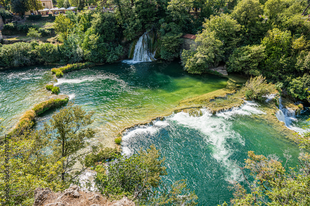 Park Narodowy Krka – park narodowy w Chorwacji, położony w środkowej Dalmacji, niedaleko miasta Szybenik z licznymi wodospadami i pomostami. - obrazy, fototapety, plakaty 